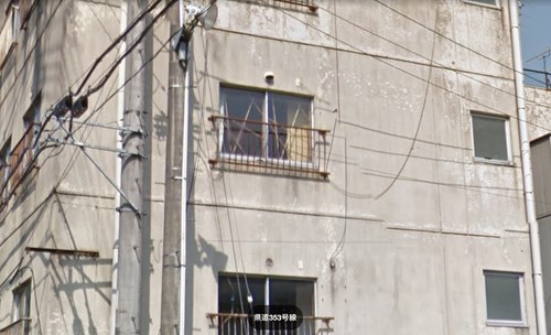 新潟の廃アパートの窓に・・・の画像