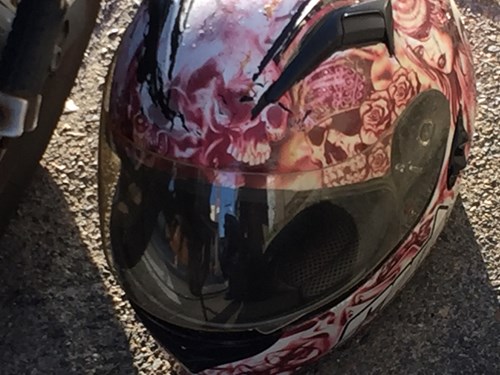 事故単車のヘルメットの画像