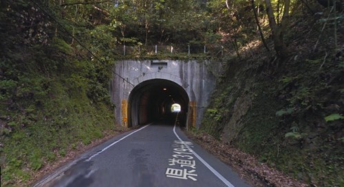 豊田湖の近くにあるトンネルの写真