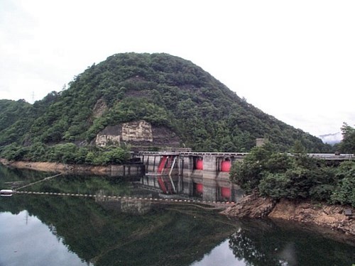 【新潟県】内の倉ダムと近くのトンネルの画像