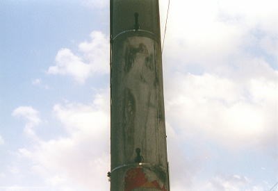 人面電柱の写真