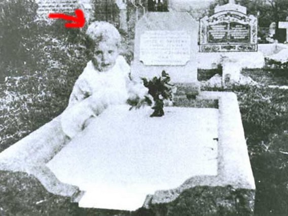 墓石に座る子供 - 心霊写真