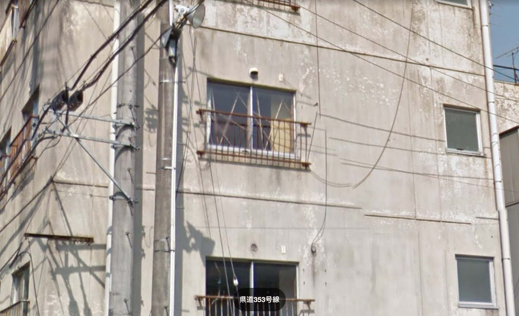 新潟の廃アパートの窓に 屋外 建物 の心霊写真