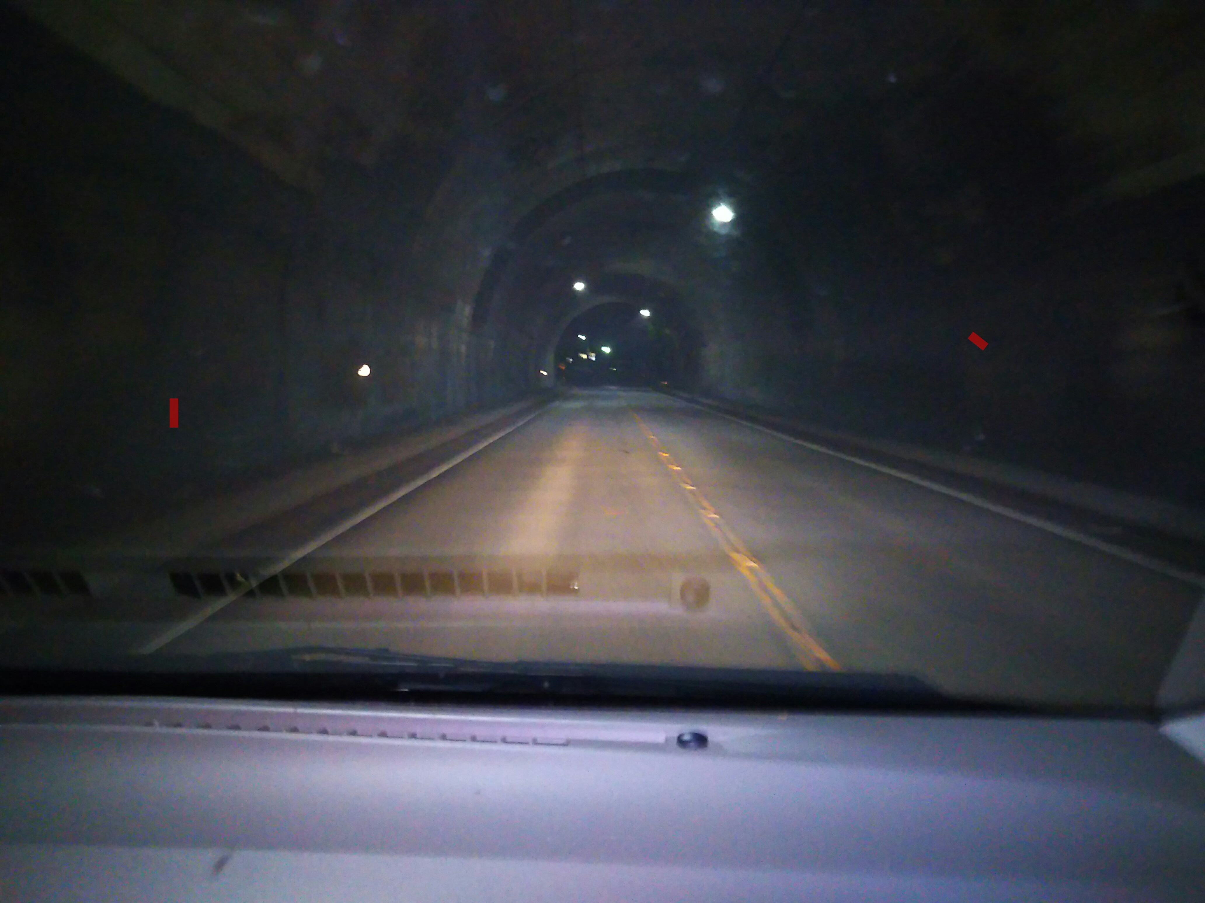 深夜のトンネル - 心霊写真