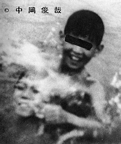 水面に浮かぶ少年らしき顔 - 心霊写真