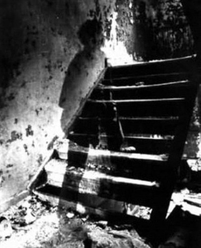 階段を登る人or霊 - 心霊写真