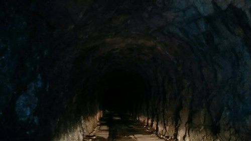 トンネル内 - 心霊写真