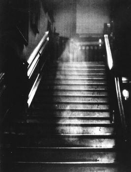 階段に写り込んだ女性の霊の画像