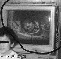 ブラウン管テレビに写る女性の顔の画像