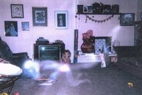 発光する人影-心霊写真