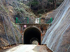 牛首トンネル