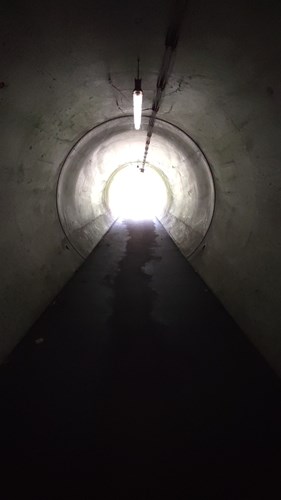 波立トンネル脇の歩行者用トンネル