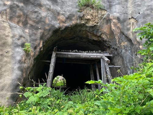 脇の洞窟付近