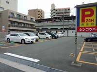 【神奈川県】京急黄金町駅前の駐車場と大岡川の画像
