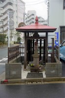 【東京都】旧野沢踏切跡（発心地蔵尊）の画像