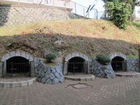 【長崎県】山里小学校にある防空壕跡の画像