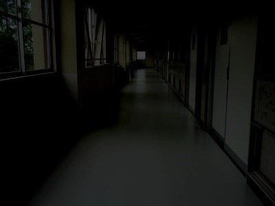 真っ暗な廊下