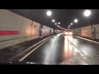 トンネル内の怖い動画、事故の多い雨の日の春志内トンネルで歌ってたら左に男の人歩いている