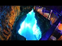 岩手県の龍泉洞で洞窟探検隊
