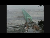 石巻市立大川小学校の近くに押し寄せた津波