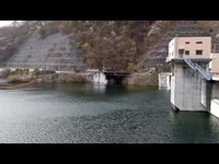 山梨県、シオジの森ふかしろ湖の深城ダムの様子